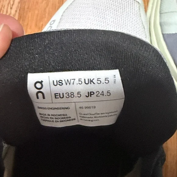 On Cloudrunner women's running shoes in the 'Frost/Aloe' colorwa size 7.5 - Picture 7 of 7